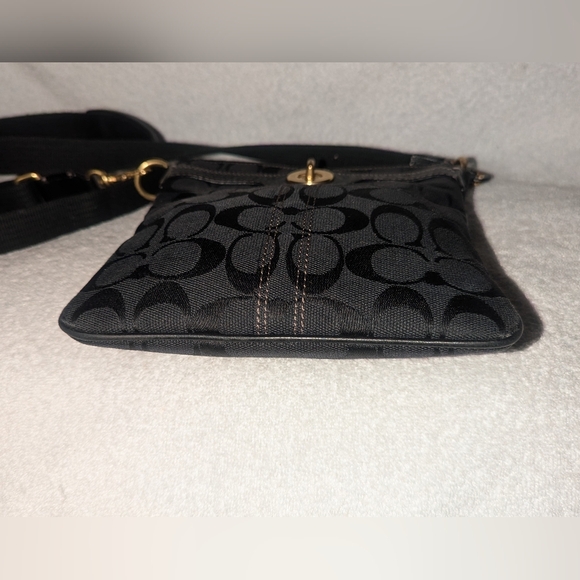 Coach black Hamptons signature collection crossbody bag. 40688 - Picture 6 of 11